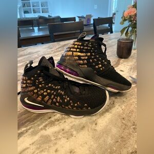 Size youth 6 Lebron 17 shoes VGUC